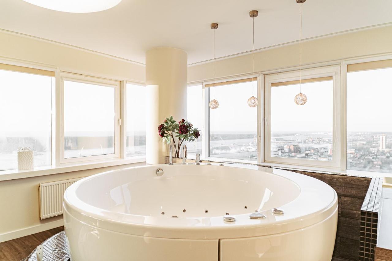 Sky Flat Jacuzzi 27 Floor Lejlighed Klaipėda Eksteriør billede
