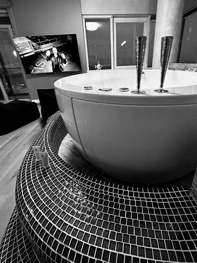 Sky Flat Jacuzzi 27 Floor Lejlighed Klaipėda Eksteriør billede